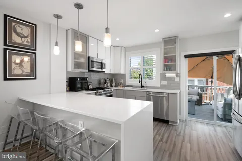 a large kitchen with kitchen island a large island in it