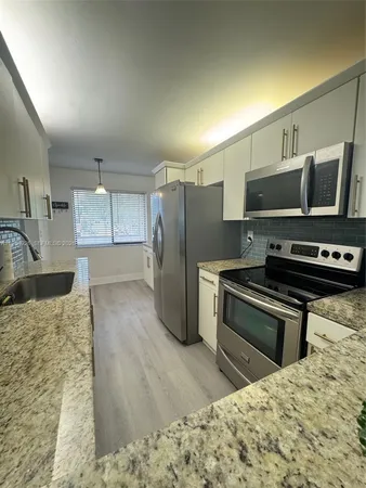 $329,900 | 163 Lakeview Drive, Unit 204, Weston, FL 33326