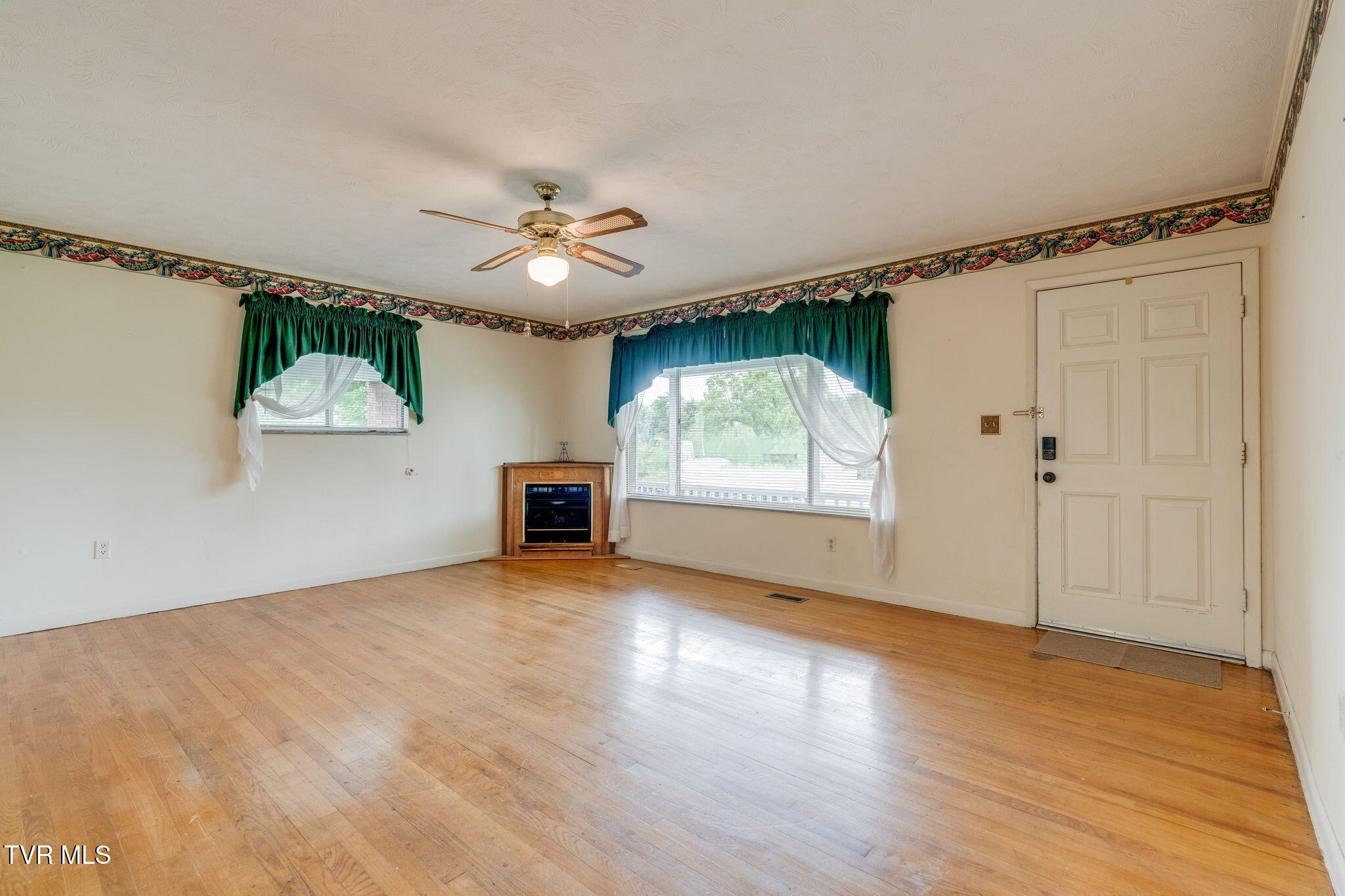 619 East Barton Ridge Road Greeneville, TN 37745 - Photo 7 of 40 006