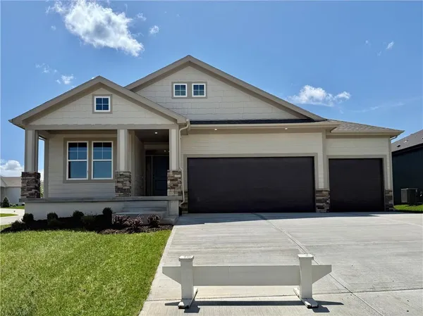 $585,000 | 31401 West 85th Street, De Soto, KS 66018