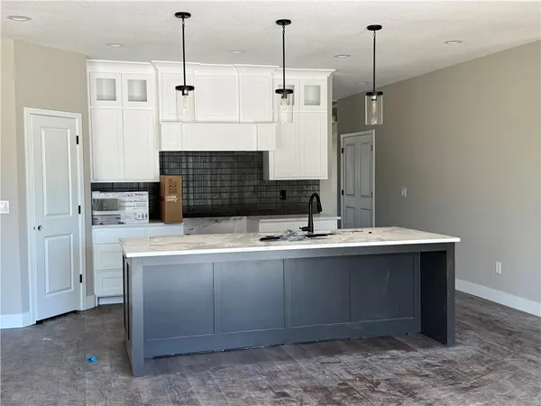$585,000 | 31401 West 85th Street, De Soto, KS 66018