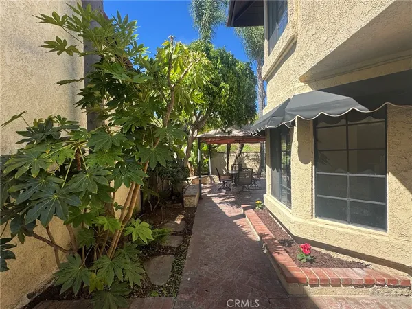 a view of a house with a backyard