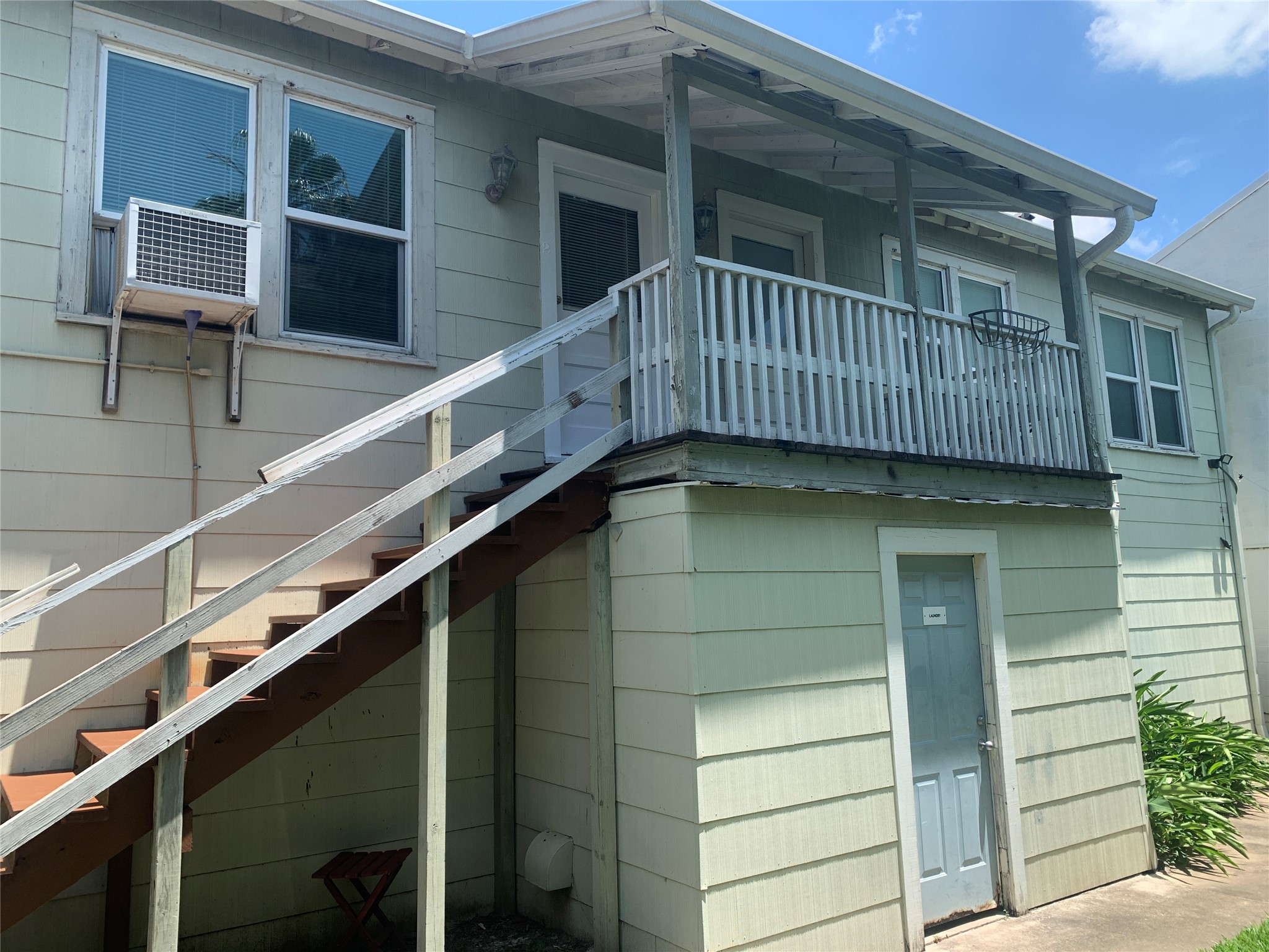 307 Avondale Street, Unit 2 5 Houston, TX 77006 - Photo 27 of 30 View of garage apartment. Notice front porch that can be used for potted plants, chair, etc at top of stairs.