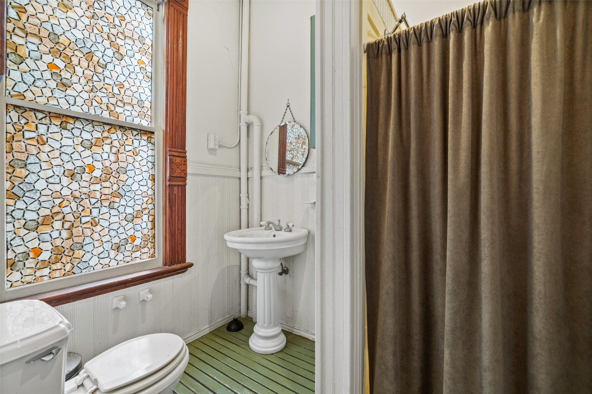 109 East 10th Street Austin, TX 78701 - Photo 28 of 38 a bathroom with a sink toilet and shower