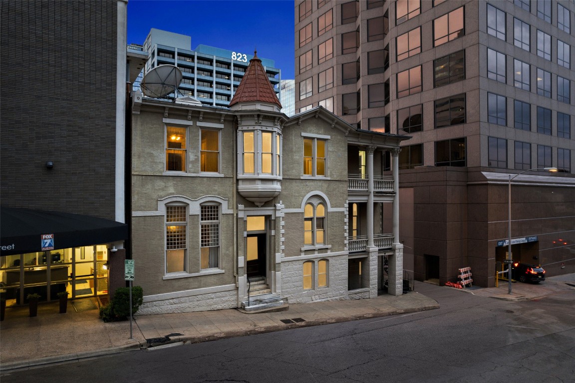 109 East 10th Street Austin, TX 78701 - Photo 33 of 38 a front view of a building with street