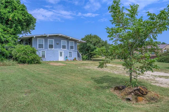 a view of a house with a yard