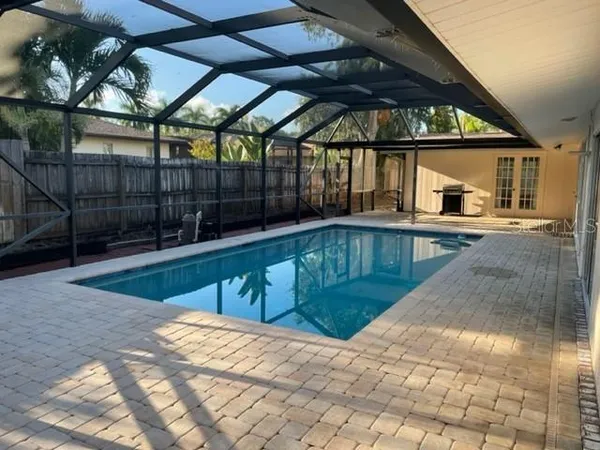 a view of a backyard