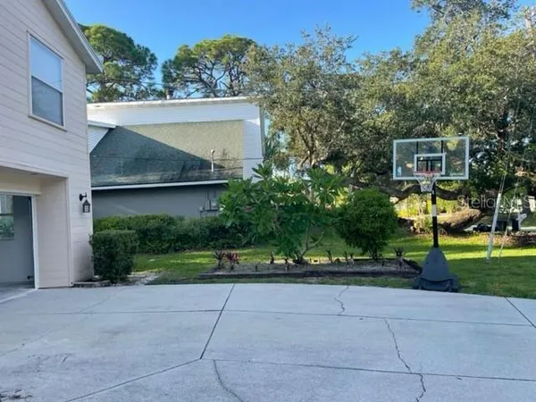 a view of a back yard