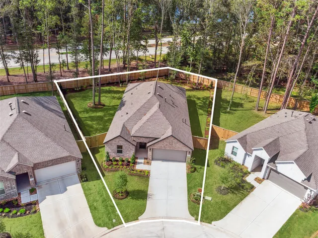 a view of a yard with sitting area