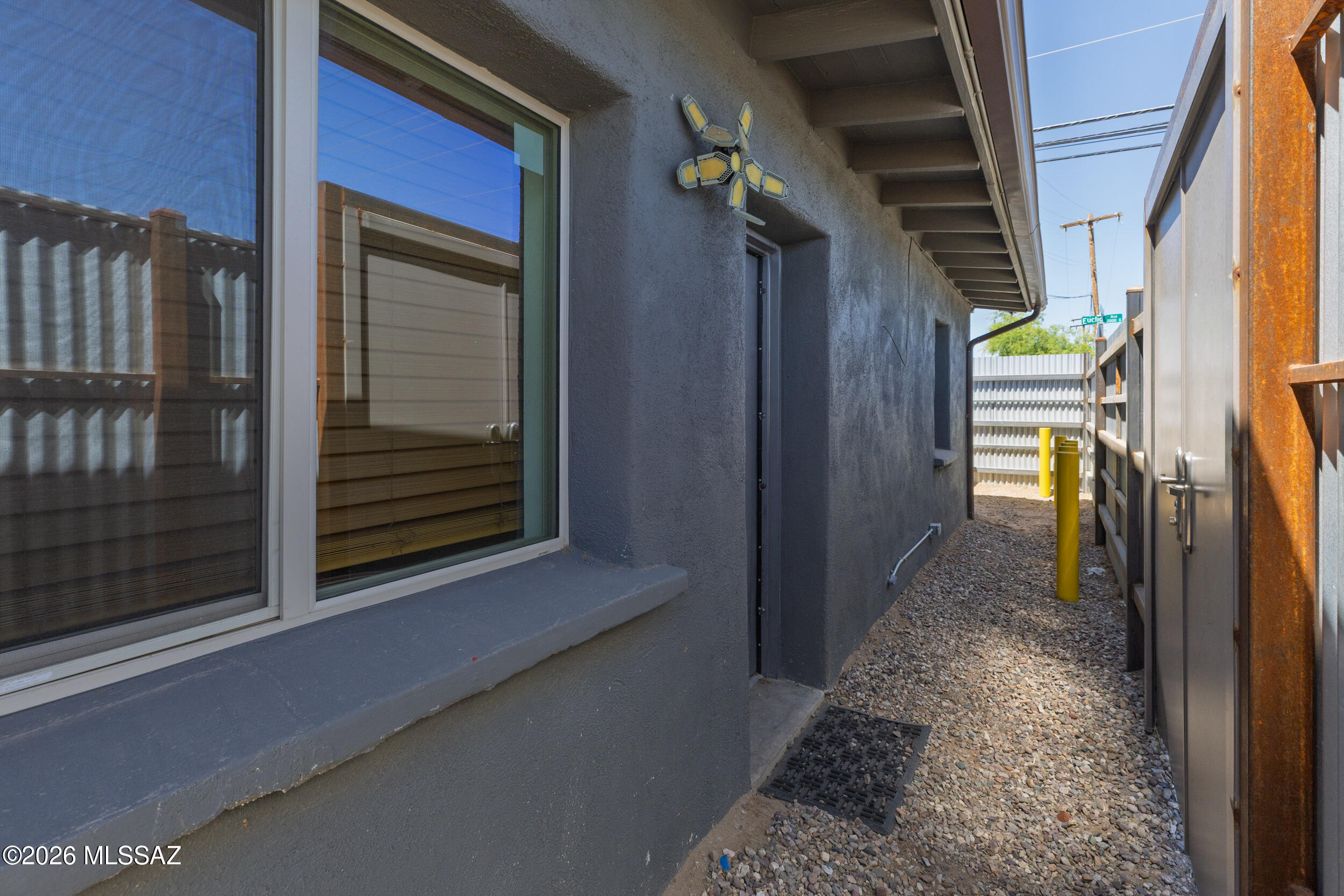 802 East Silverlake Road Tucson, AZ 85713 - Photo 5 of 46