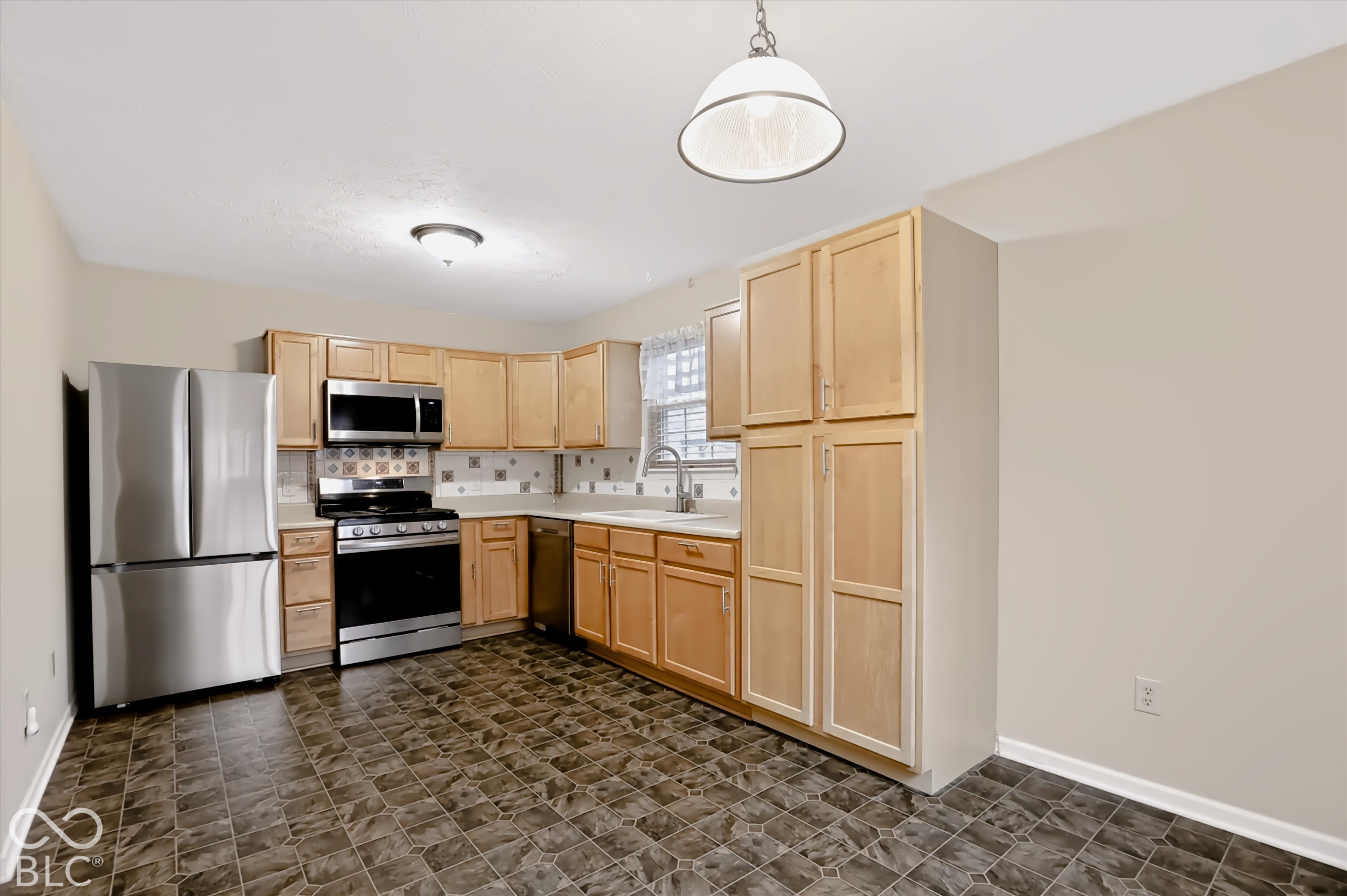 130 Rambling Road Greenfield, IN 46140 - Photo 12 of 41 Gallery Image 12