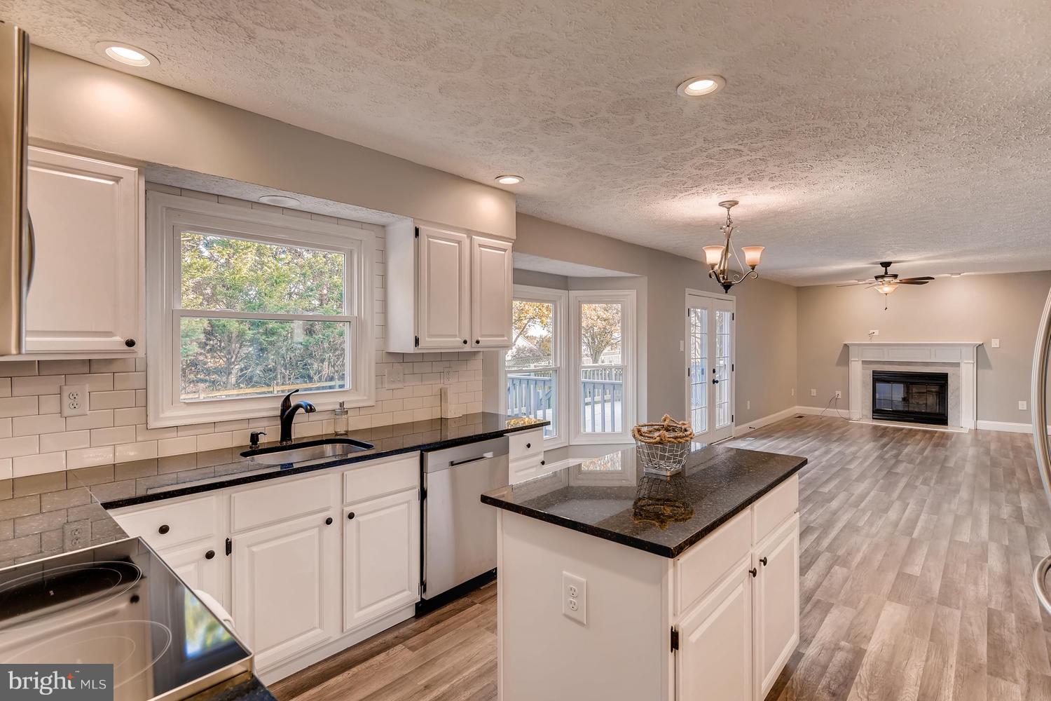 Open concept kitchen w/recessed lighting