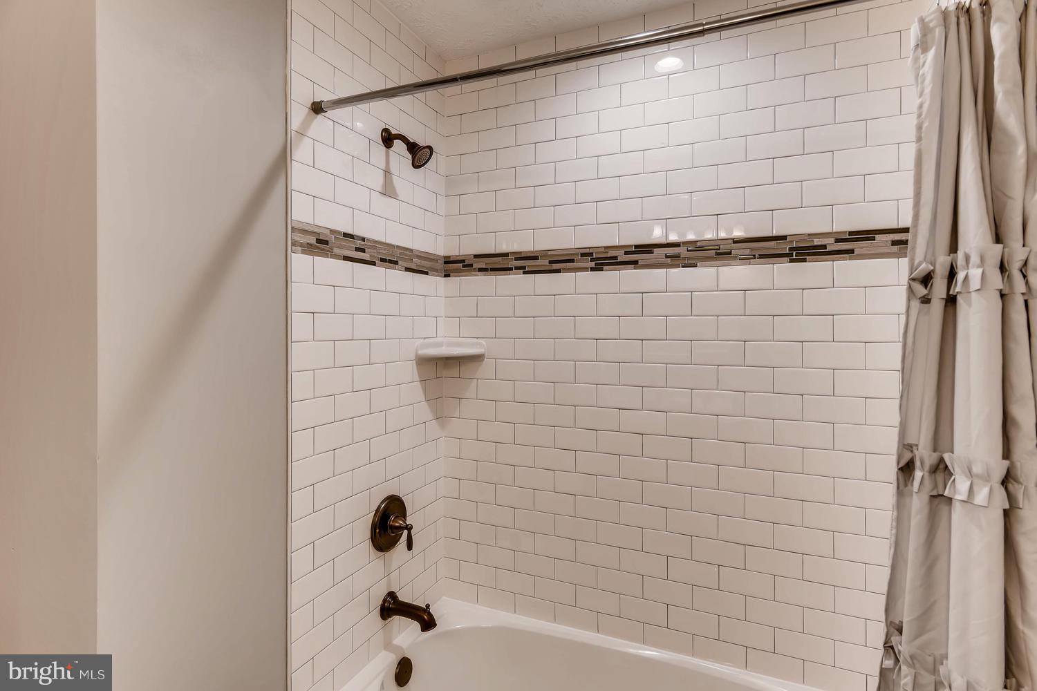 10011 Magledt Road Baltimore, MD 21234 - Photo 9 of 26 Upper level full bath w/decorative tile
