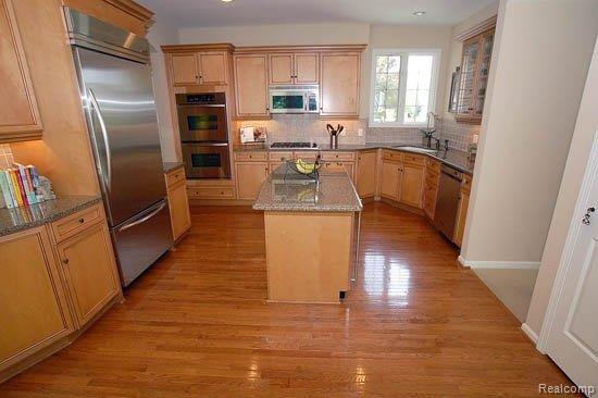 1361 Tulberry Circle Rochester, MI 48306 - Photo 2 of 23 Granite Counters