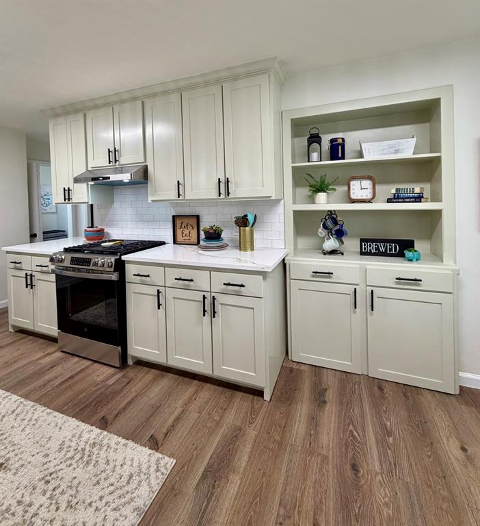3609 Country Club Road Arlington, TX 76013 - Photo 12 of 40 a kitchen with a stove a sink and a refrigerator