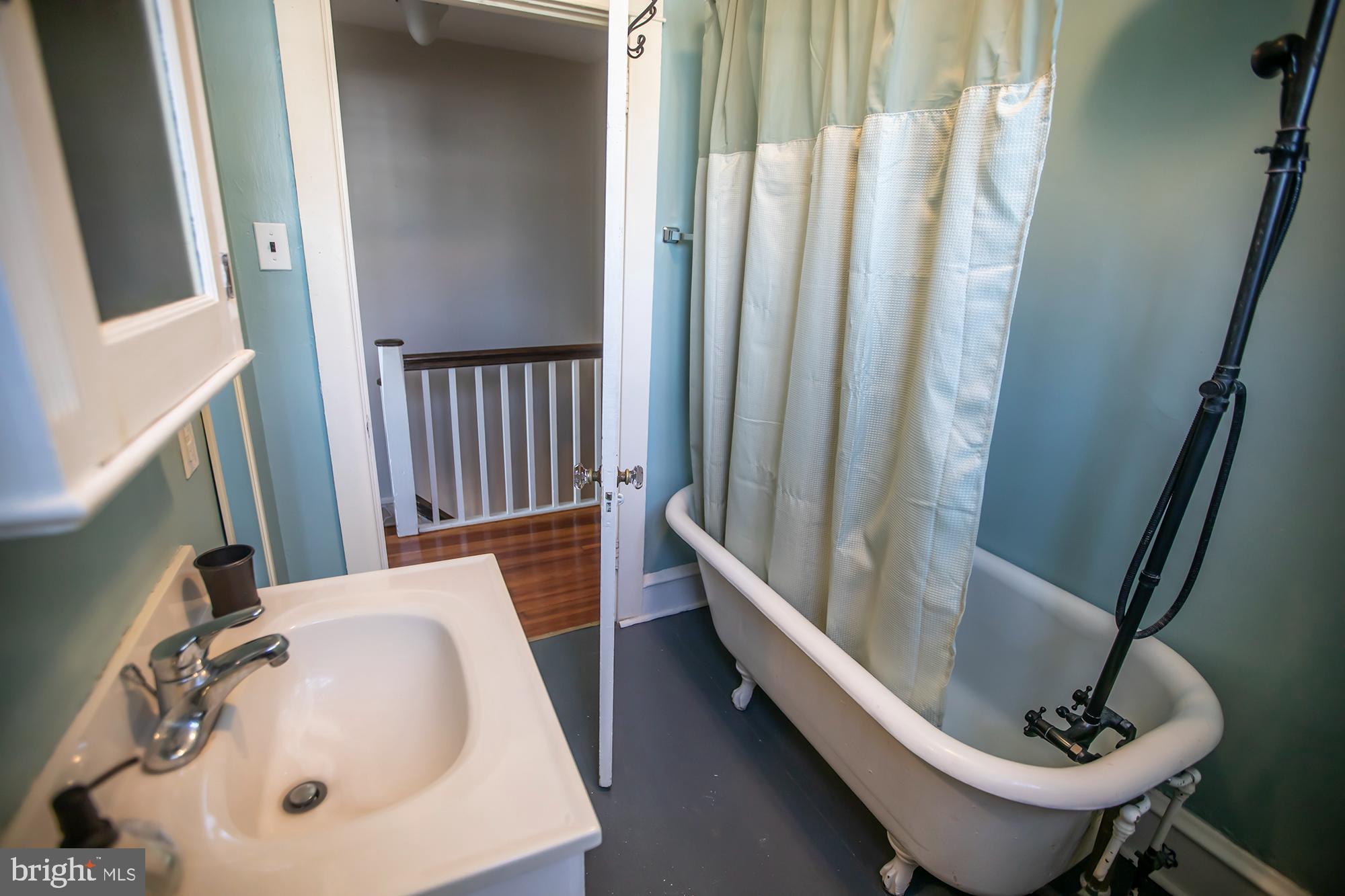 336 Wellesley Road Philadelphia, PA 19119 - Photo 25 of 27 3rd Floor bathroom with clawfoot tub