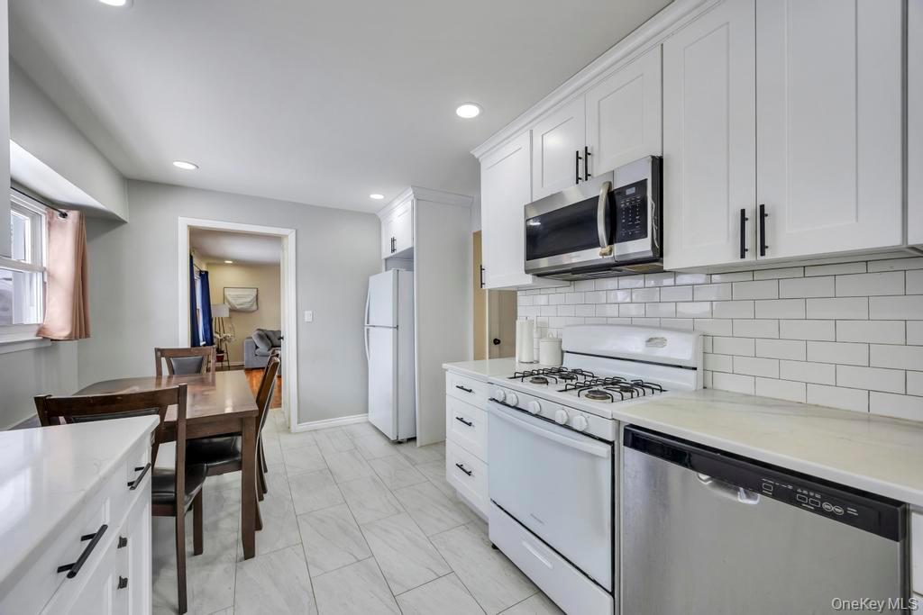 41 Winding Road Hicksville, NY 11801 - Photo 7 of 18