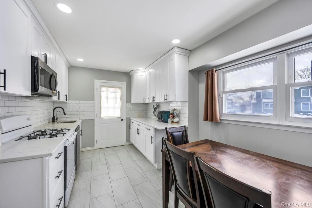 41 Winding Road Hicksville, NY 11801 - Photo 8 of 18