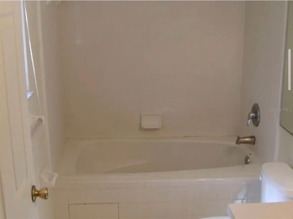 4415 Southwest 34th Street, Unit 708 Gainesville, FL 32608 - Photo 7 of 9 a bathroom with a bathtub