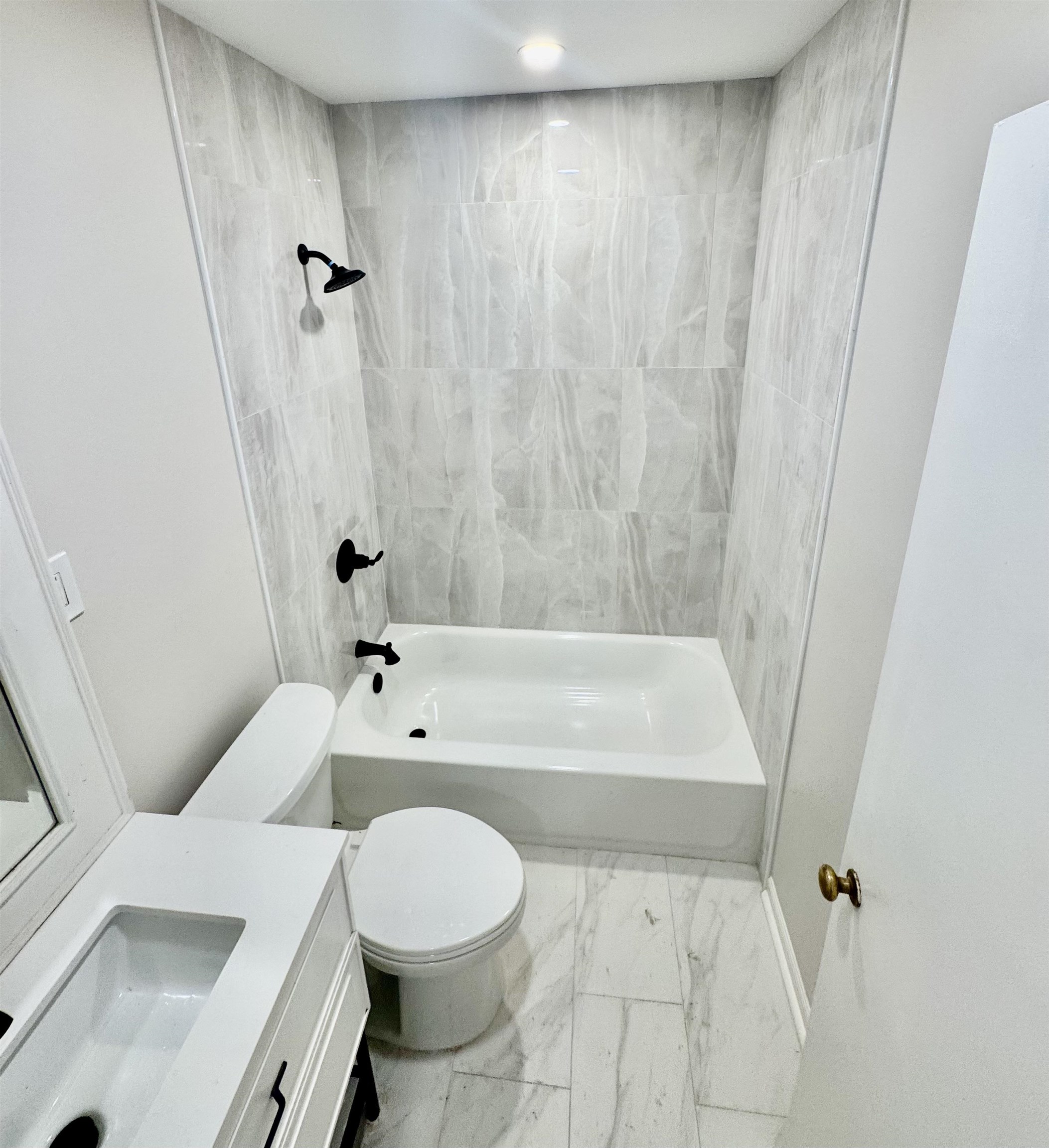 1621 Whitewater Road Memphis, TN 38117 - Photo 8 of 24 a bathroom with a bathtub a toilet a sink and a shower