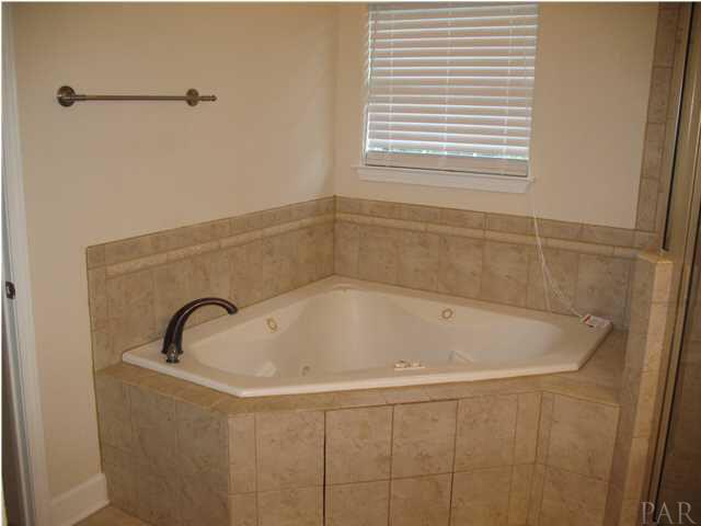 2555 Valley Road Navarre, FL 32566 - Photo 10 of 24 WHIRLPOOL TUB