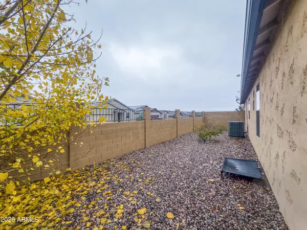 a view of a backyard