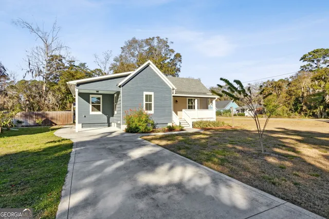 a view of a house with a small yard and plants