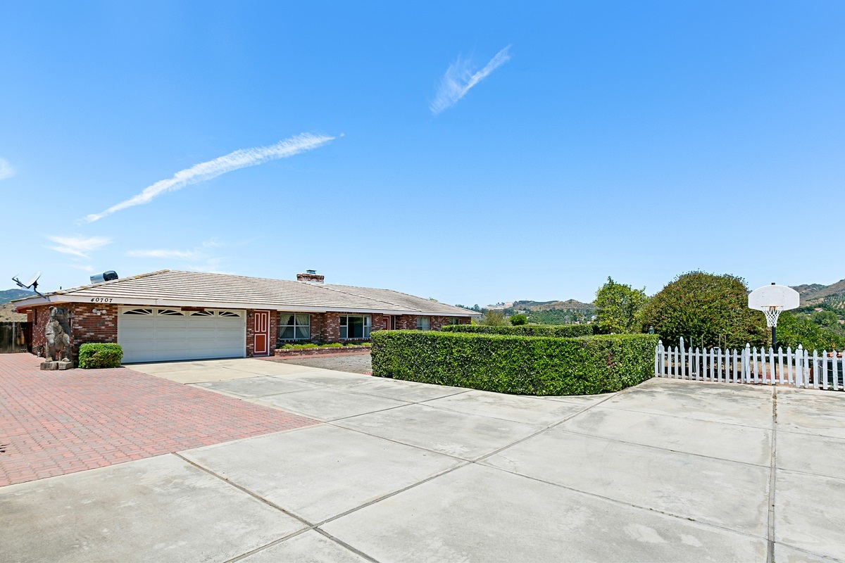 40707 Vía Ranchitos Fallbrook, CA 92028 - Photo 1 of 25