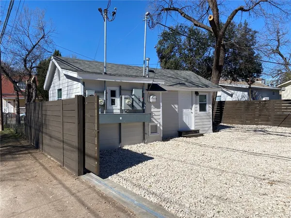 $1,500 | 1105 East 3rd Street, Unit B, Austin, TX 78702