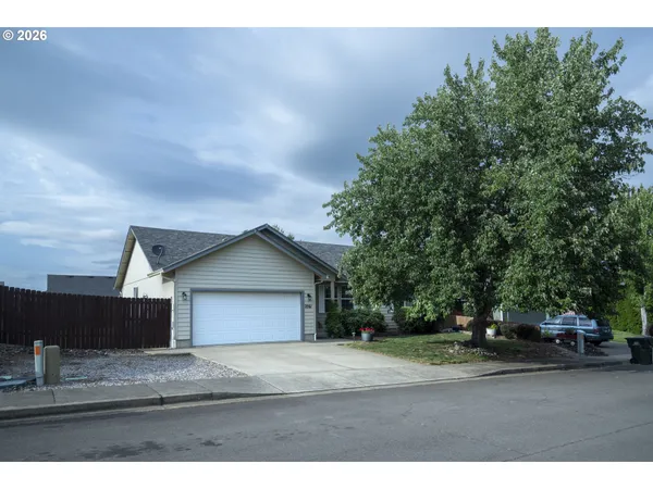 $389,000 | 2561 Golfview Avenue, Sutherlin, OR 97479