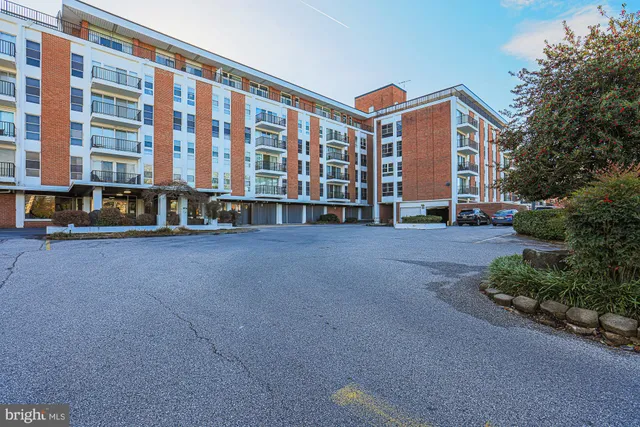 a view of livingroom with furniture