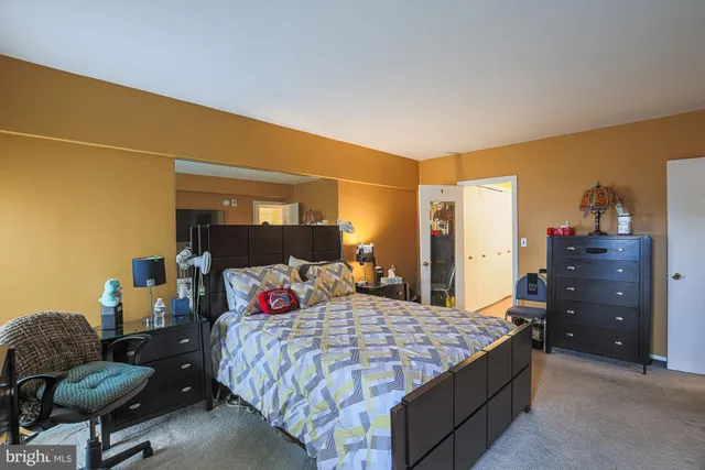 a en suite bathroom with a sink and a mirror