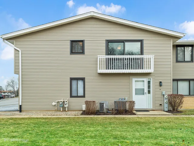 $269,900 | 199 Duxbury Court, Unit D, Bloomingdale, IL 60108