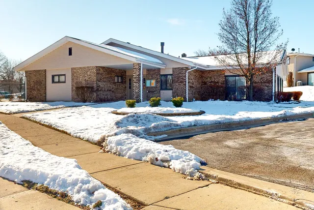 $269,900 | 199 Duxbury Court, Unit D, Bloomingdale, IL 60108