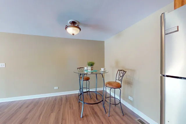 $274,900 | 199 Duxbury Court, Unit D, Bloomingdale, IL 60108