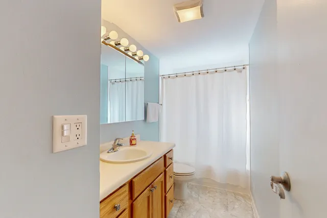 $274,900 | 199 Duxbury Court, Unit D, Bloomingdale, IL 60108