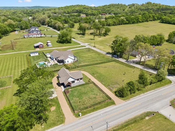 $874,900 | 2104 Williamsport Pike, Columbia, TN 38401