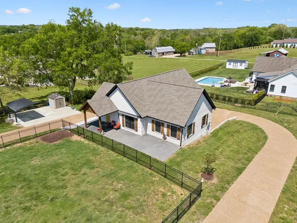 $874,900 | 2104 Williamsport Pike, Columbia, TN 38401