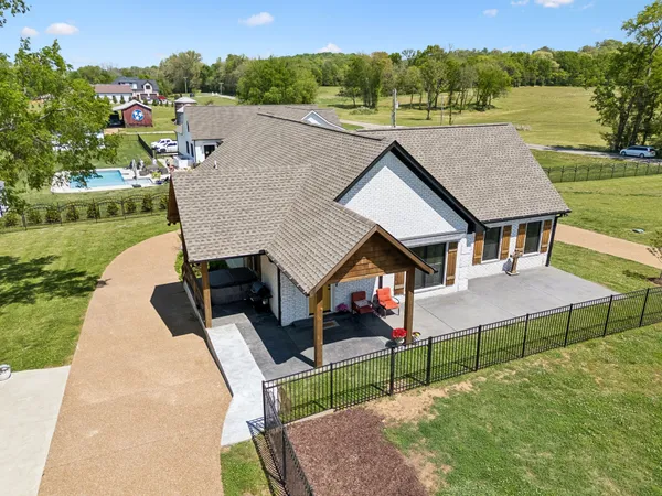 $874,900 | 2104 Williamsport Pike, Columbia, TN 38401