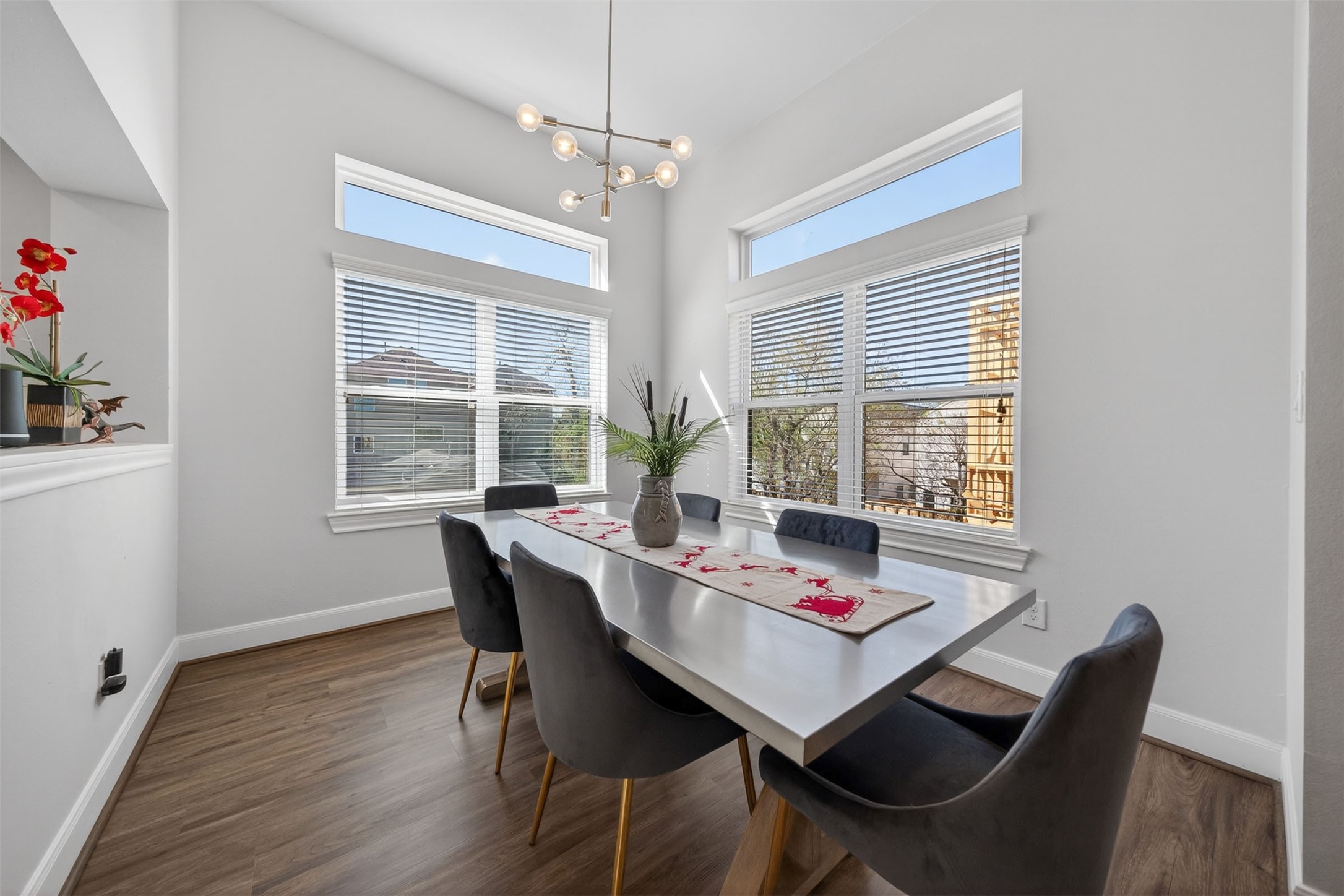 3347 Kilgore Street Houston, TX 77021 - Photo 13 of 32 The dining area offers plenty of natural light!