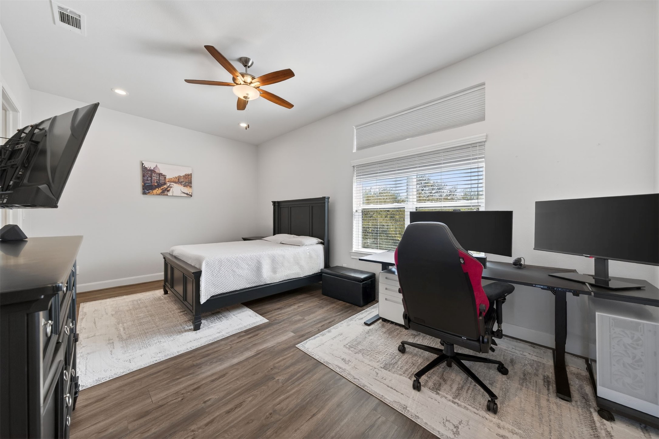 3347 Kilgore Street Houston, TX 77021 - Photo 15 of 32 The primary bedroom on the third floor is incredibly spacious!