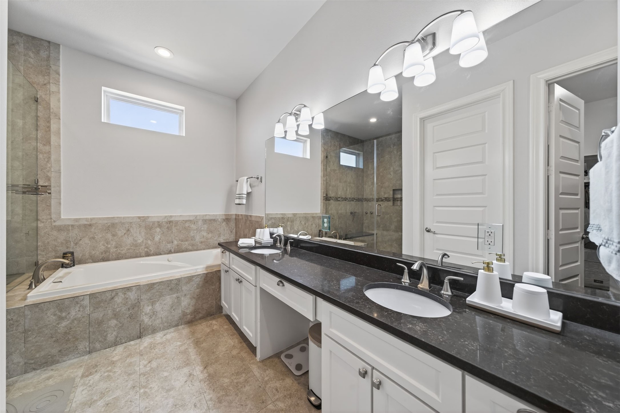 3347 Kilgore Street Houston, TX 77021 - Photo 17 of 32 Enjoy a double vanity in the primary bathroom