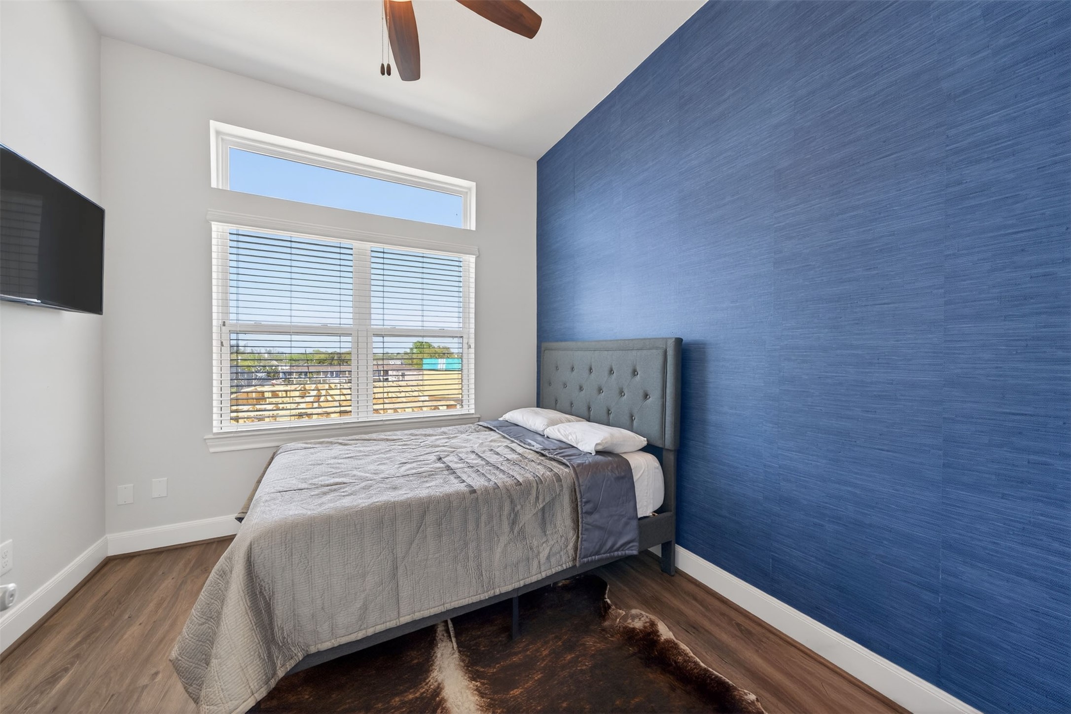 3347 Kilgore Street Houston, TX 77021 - Photo 21 of 32 The guest bedroom on the third floor that features a private bathroom
