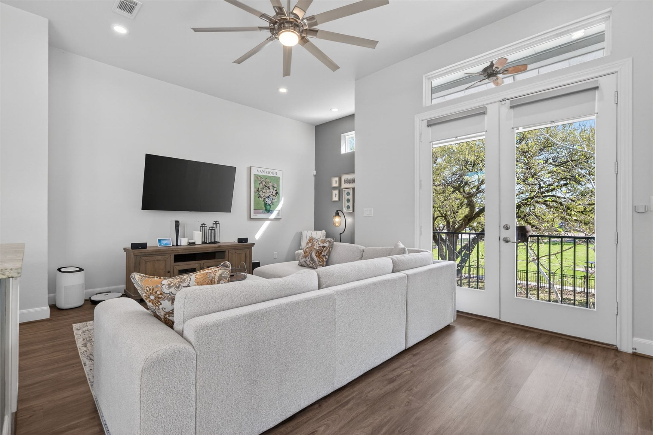 3347 Kilgore Street Houston, TX 77021 - Photo 6 of 32 Access the balcony from the living room!