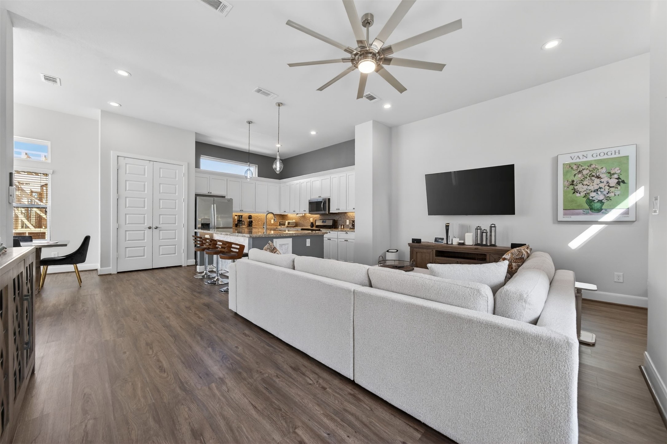 3347 Kilgore Street Houston, TX 77021 - Photo 8 of 32 The expansive living room gives plenty of space for furniture and walking space