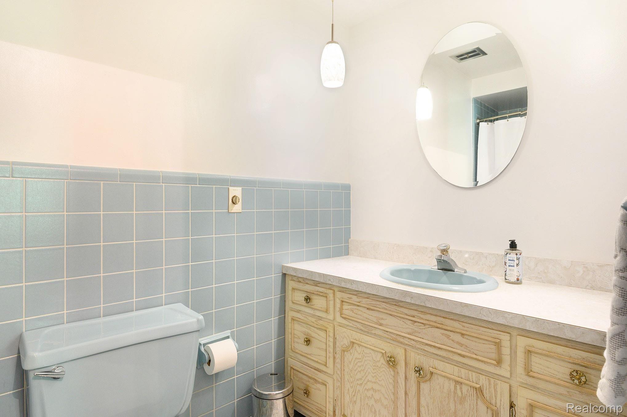 5440 Green Road Fenton, MI 48430 - Photo 22 of 44 Bath.jpg