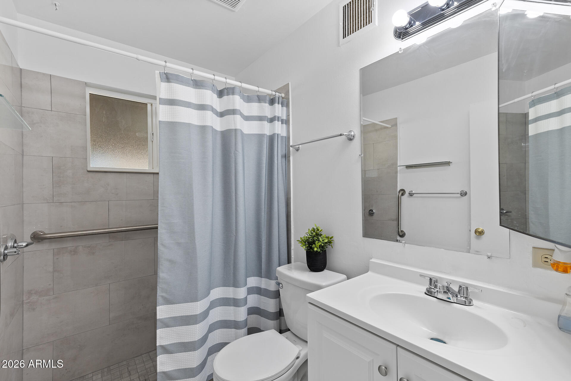 4414 West Weldon Avenue Phoenix, AZ 85031 - Photo 14 of 18 Full Bathroom