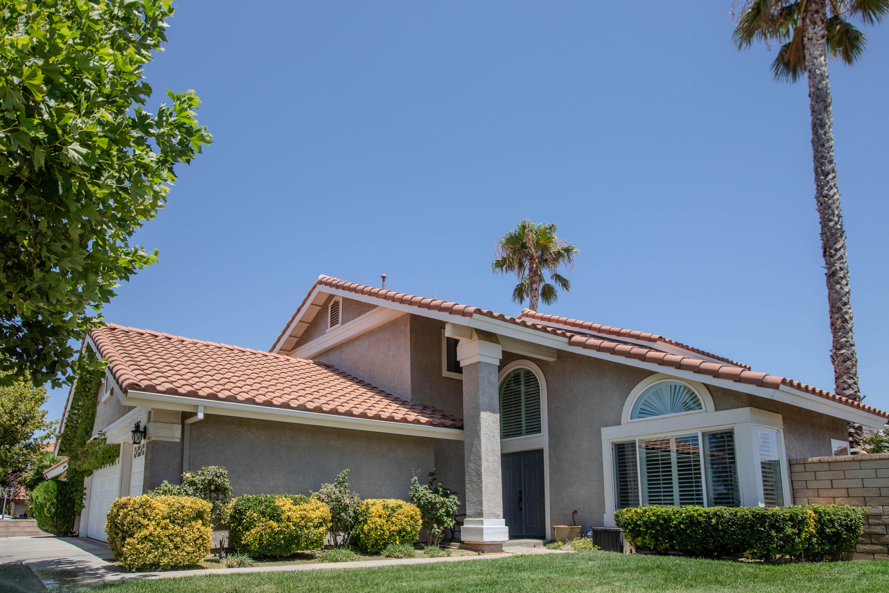 36852 Vía Del Rio Palmdale, CA 93550 - Photo 2 of 34 a front view of a house with a garden