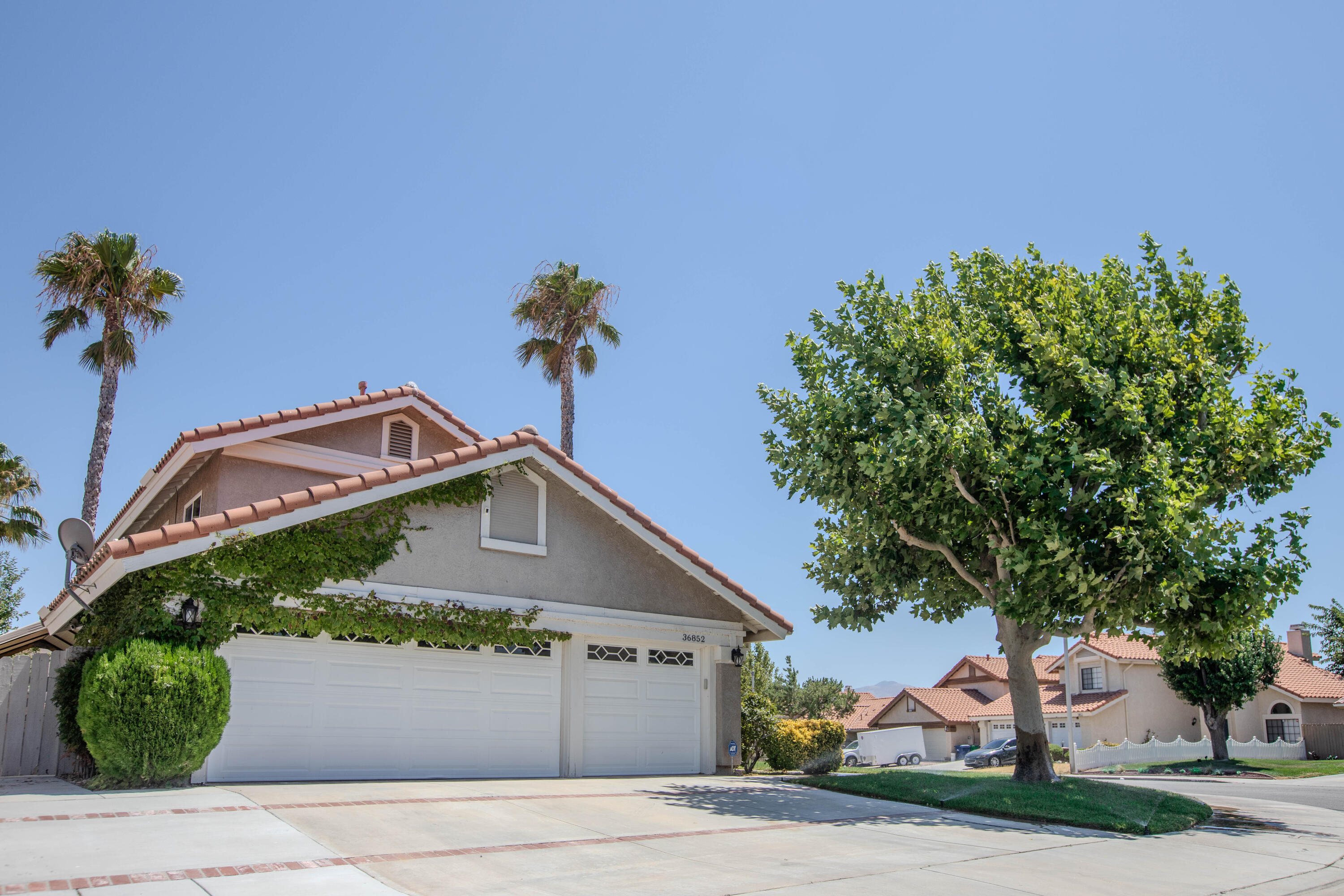 36852 Vía Del Rio Palmdale, CA 93550 - Photo 5 of 34 a front view of a house with a yard and garage
