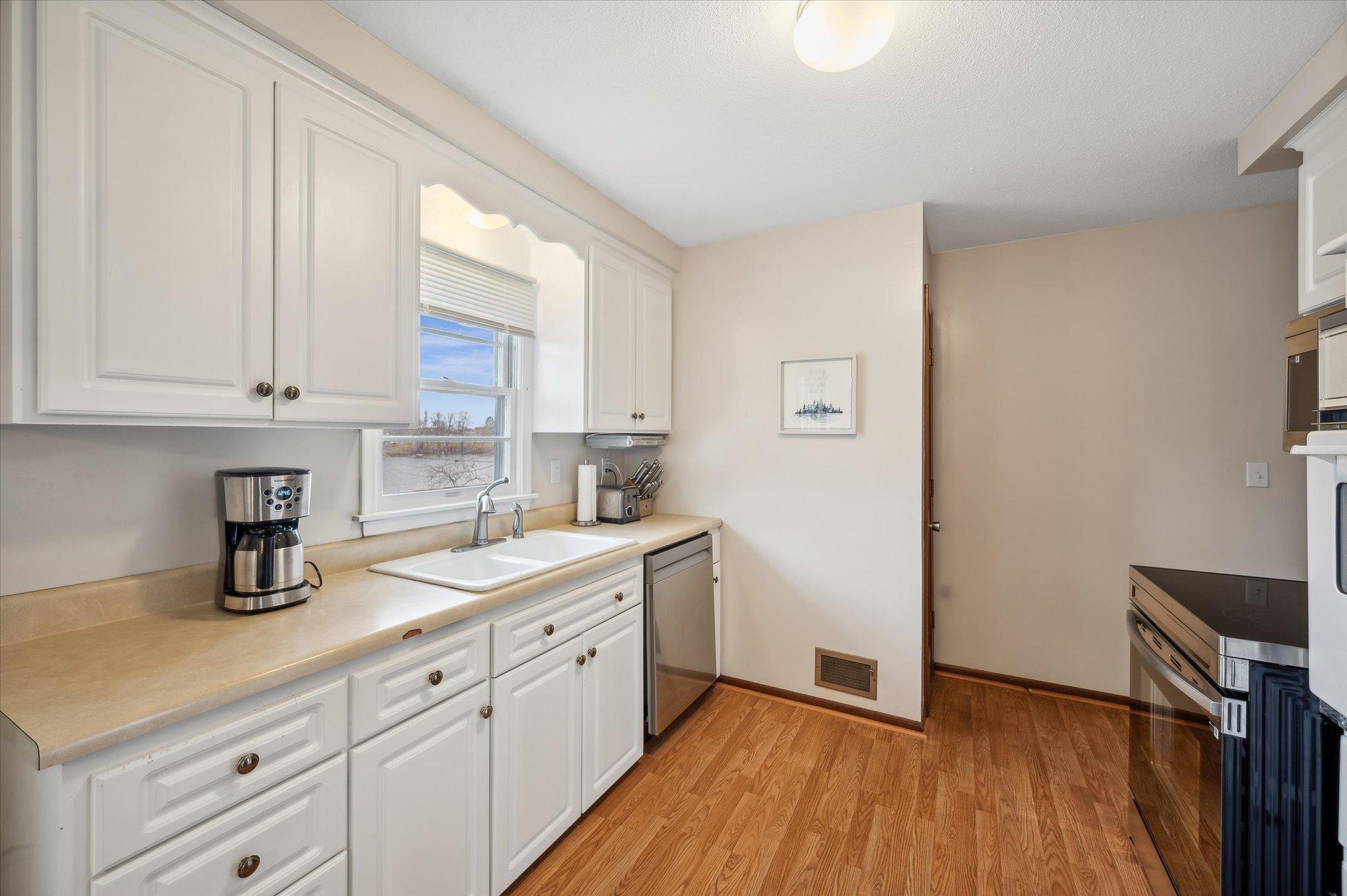 8213 Quinn Road Bloomington, MN 55437 - Photo 10 of 24